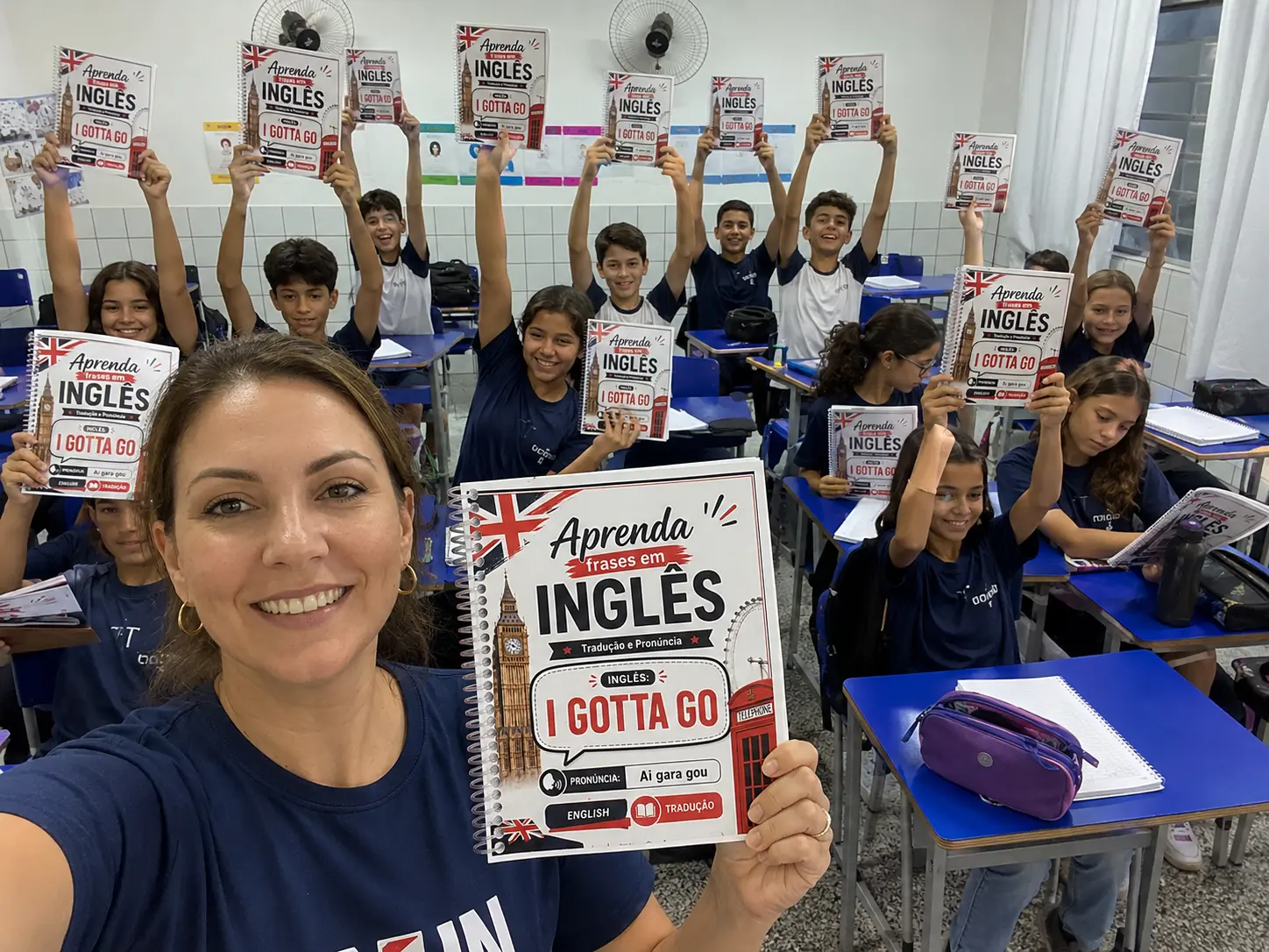 Turma de alunos com a apostila em sala de aula